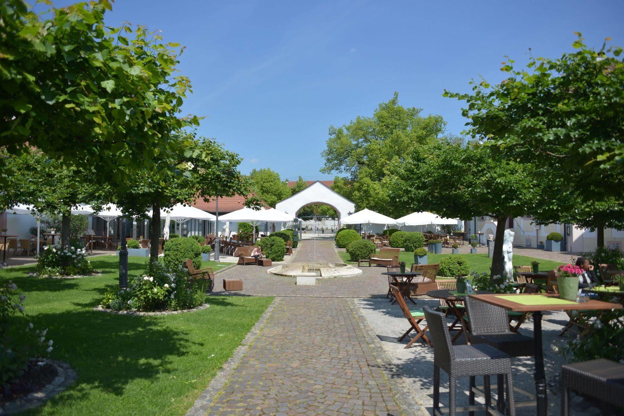 Schloss Reinach Hotel Freiburg im Breisgau Exterior photo